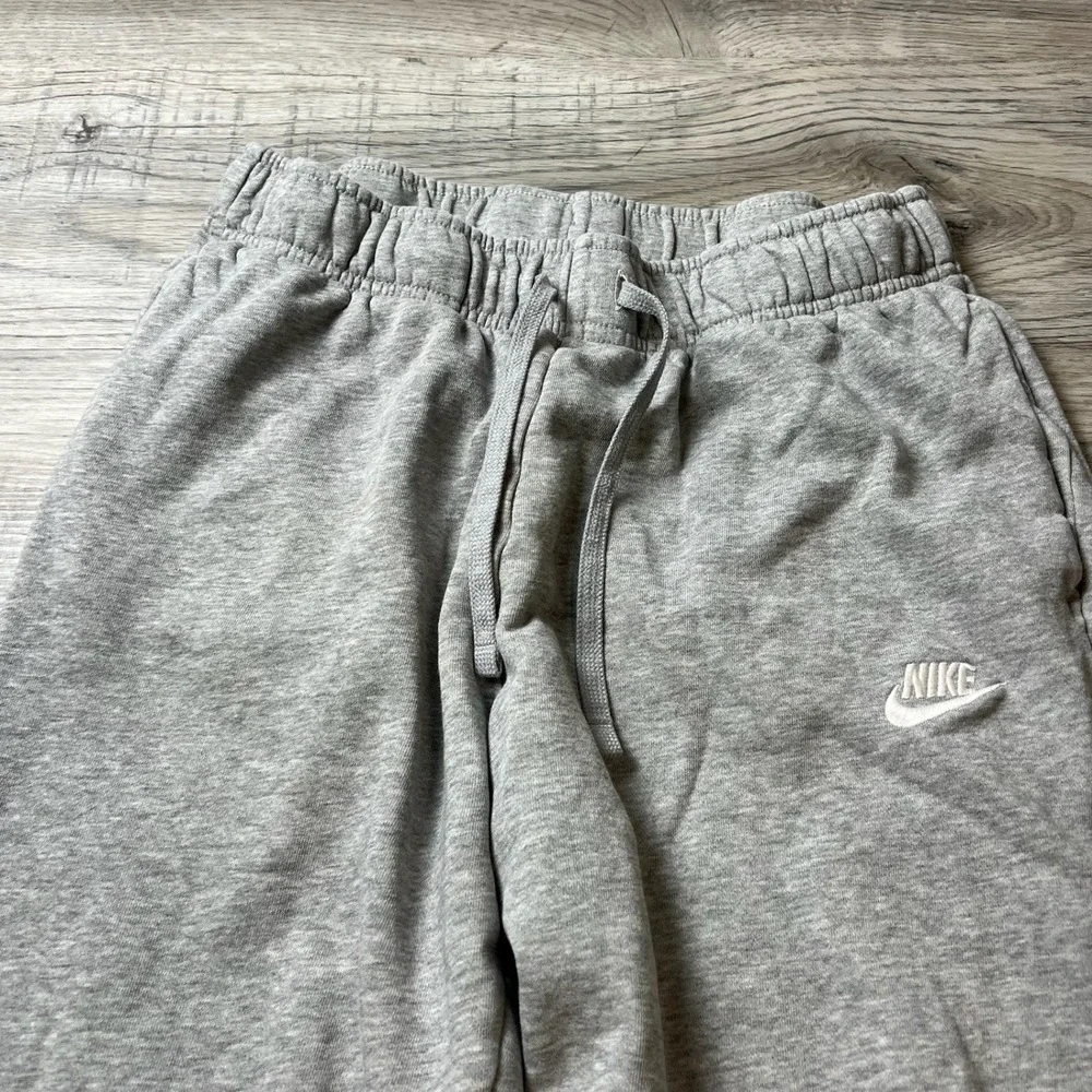 Nike Sweatpants Mens Medium Gray Club Fleece Joggers Embroidered Logo Sportswear